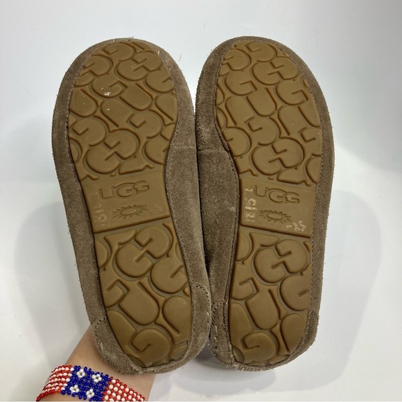 UGG Dakota slippers taupe women’s size 6 house shoes casual shearling lined - Picture 7 of 10